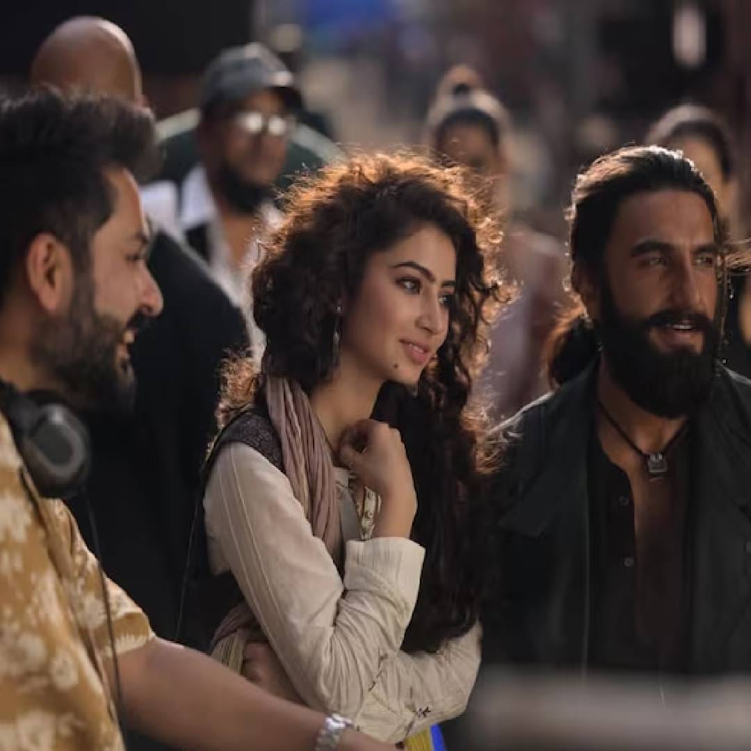 एखादा चित्रपट थिएटरमध्ये प्रदर्शित झाल्यानंतर सर्वसाधारणपणे 28 दिवसांनंतर ओटीटीवर स्ट्रीम होतो. परंतु 'धुरंधर 2'चं यश आणि कमाई पाहता निर्माते आणखी दोन ते तीन महिन्यांचा कालावधी घेऊ शकतात. हा चित्रपट अजूनही बॉक्स ऑफिसरवर दररोज कोट्यवधींची कमाई करत आहे. जगभरातील कमाईच्या बाबतीत 'धुरंधर 2'ने 'पुष्पा 2'लाही मागे टाकलं आहे. 
