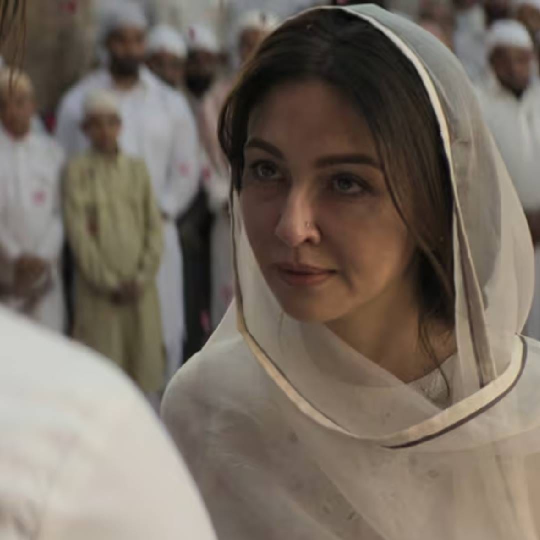 या चित्रपटाचे डिजिटल राइट्स जियो हॉटस्टारने विकत घेतले आहेत. ही डील तब्बल 150 कोटी रुपयांमध्ये निश्चित झाल्याचं समजतंय. कोणत्याही हिंदी चित्रपटासाठी ही सर्वांत मोठया डिजिटल डिल्सपैकी एक आहे. याआधी धुरंधरचा पहिला भाग नेटफ्लिक्सवर स्ट्रीम झाला होता. आता दुसऱ्या भागासाठी डिजिटल रिलीजच्या रणनितीत बदल केल्याचं पहायला मिळतंय. 
