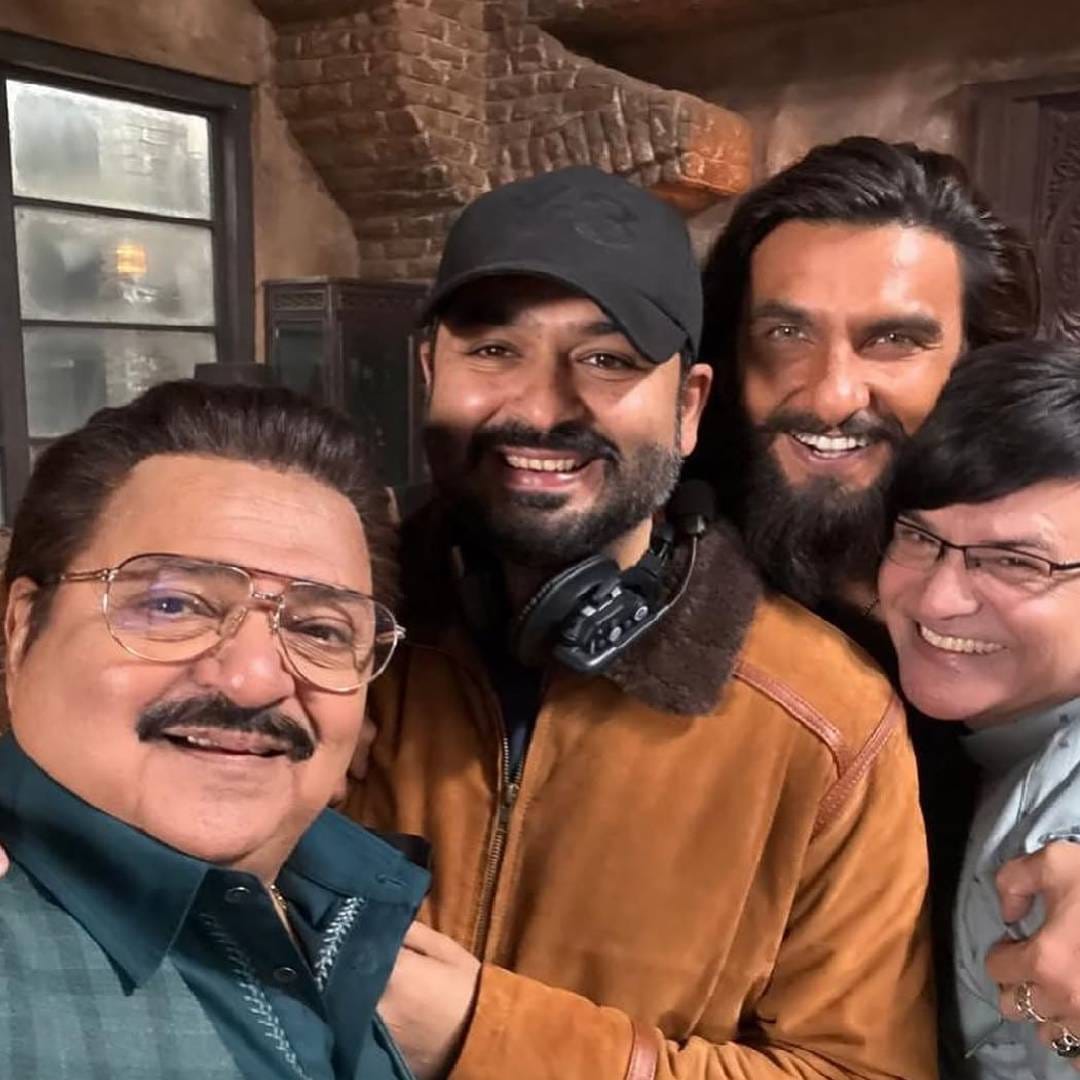 राकेश बेदी यांनी 'उरी : द सर्जिकल स्ट्राइक'मध्ये एका अशा आयएसआय एजंटची भूमिका साकारली होती, जो खरंतर रॉ साठी काम करत असतो. हा चित्रपट बॉक्स ऑफिसवर ब्लॉकबस्टर ठरला होता. आता 'धुरंधर' आणि 'धुरंध 2' या दोन्ही चित्रपटांमधील राकेश बेदींच्या भूमिकेवर भरभरून कौतुकाचा वर्षाव झाला.  
