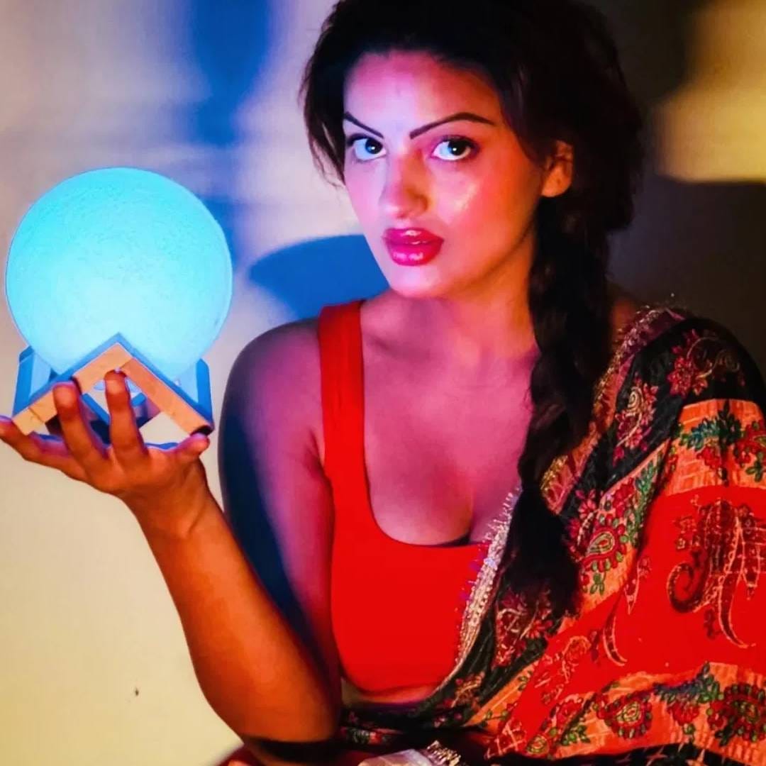 दिव्यांका सिरोही हरियाणावी एंटरटेनमेंट इंडस्ट्रीमध्ये एक्टिव होती. ती मूळची बुलंदशहरची राहणारी होती. निधनाच्यावेळी ती गाजियाबादमध्ये रहायला होती. गाजियबादमध्येच बुधवारी तिच्यावर अंत्यसंस्कार करण्यात आले.दिव्यांकाने मेरठच्या चौधरी चरण सिंह युनिवर्सिटीमधून बीसीएची पदवी घेतली होती. तिने सिक्किममधून एमबीएची डिग्री घेतली होती. तिला दोन भाऊ आहेत, हिमांशु आणि दिपांशु, एक बहिण आहे. ती आपल्या सर्व कुटुंबासोबत गाजियाबादमध्ये रहायला होती.  Divyanka Sirohi Instagram