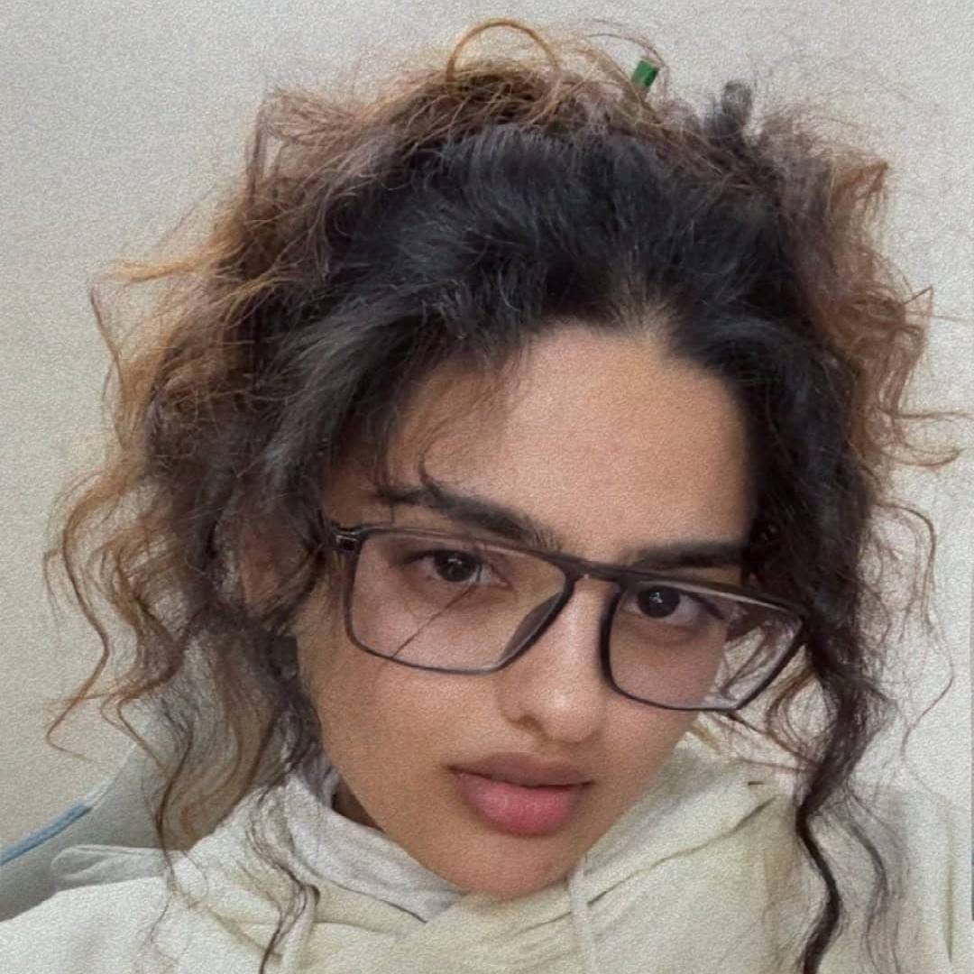 दिव्यांकाचा जन्म नोव्हेंबर 1996 मध्ये बुलंदशहरमध्ये झाला होता. तिने मेरठमधल्या चौधरी चरण सिंह युनिव्हर्सिटीमधून पदवीचं शिक्षण पूर्ण केलं होतं. त्यानंतर एमबीएचं शिक्षण घेण्यासाठी ती सिक्किमला गेली होती. विविध म्युझिक प्रोजेक्ट्समधून तिने हरयाणवी एंटरटेन्मेंट इंडस्ट्रीत आपली ओळख निर्माण केली. 
