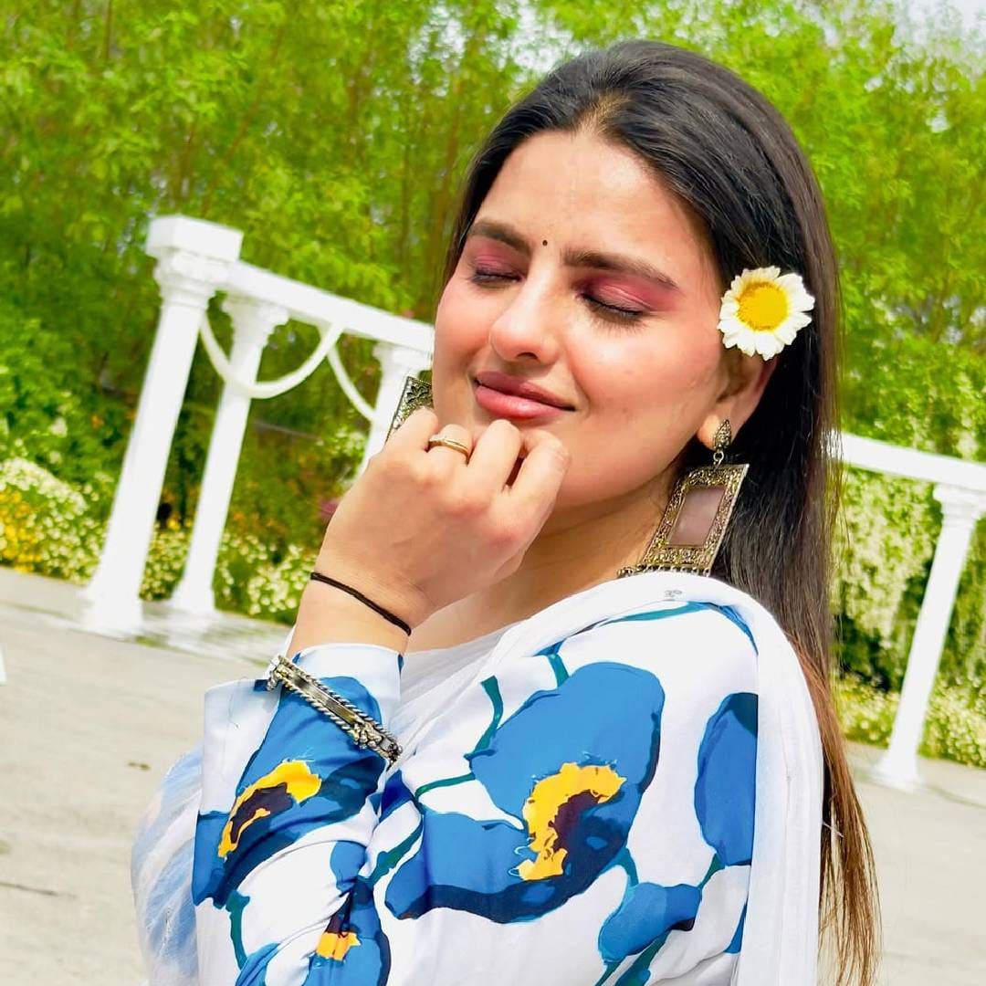 याशिवाय तिची शेवटची पोस्ट जवळपास एक महिन्यापूर्वीची आहे. यामध्ये ती निळ्या रंगाचा फ्लोरस ड्रेस परिधान केला असून त्यावर गोल फिरतानाचा तिचा व्हिडीओ आहे. या व्हिडीओवर तिने बी. प्राक आणि अफसाना खान यांचं 'बरसाना मिला है' हे गाणं लावलं आहे. या व्हिडीओच्या कॅप्शनमध्ये तिने 'राधे राधे' असं लिहिलं आहे. दिव्यांकाच्या या पोस्टवर बी. प्राकनेही कमेंट केली होती. 
