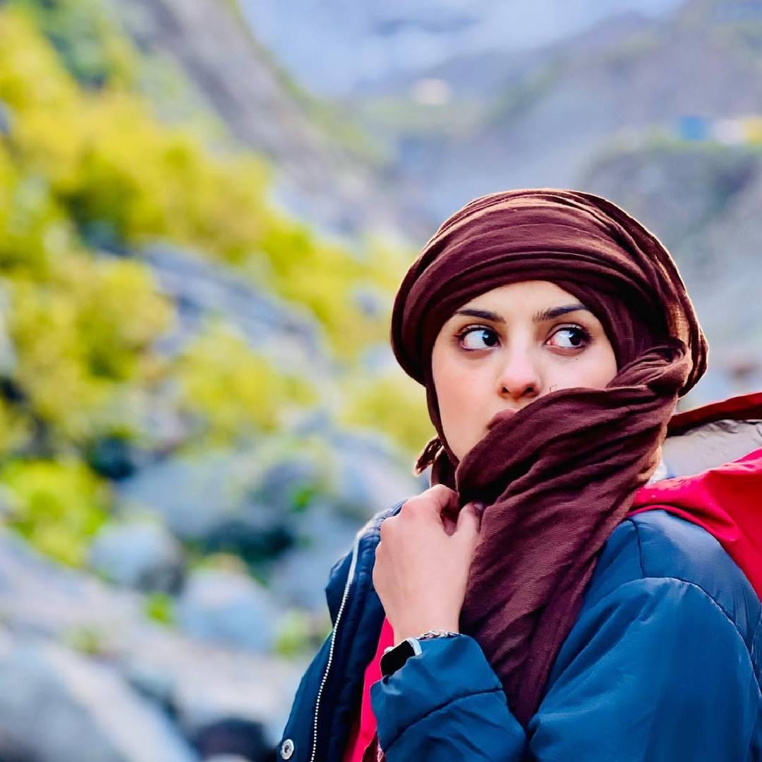 या फोटोमध्ये दिव्यांकाने निळ्या रंगाचा जॅकेट घातला आहे आणि डोक्यावर मरून रंगाची पगडी बांधली आहे. या फोटोच्या कॅप्शनमध्ये तिने लिहिलं, 'POV: शिवा मुझे अपने साथ ले चलो'. दिव्यांकाची ही पोस्ट वाचून अनेकजण त्यावर कमेंट करत शोक व्यक्त करत आहेत. दिव्यांकाने ही पोस्ट इन्स्टाग्राम अकाऊंटवर पिन केलेली आहे. 
