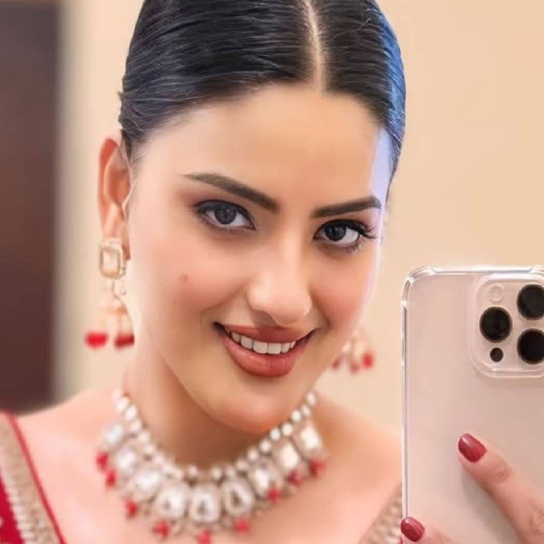 अभिनेत्री दिव्यांका सिरोहीने वयाच्या अवघ्या तिसाव्या वर्षी अखेरचा श्वास घेतला आहे. गाजियाबादमधल्या राहत्या घरी अचानक तिला अस्वस्थपणा जाणवू लागला. त्यानंतर रुग्णालयात नेलं असता डॉक्टरांनी तिला मृत घोषित केलं. दिव्यांकाच्या निधनाने कलाविश्वावर शोककळा पसरली आहे. अशातच तिच्या इन्स्टाग्रामवरील दोन पोस्ट चर्चेत आले आहेत. त्यापैकी एक तिने पिन केलेला आहे आणि दुसरा शेवटचा आहे. 
