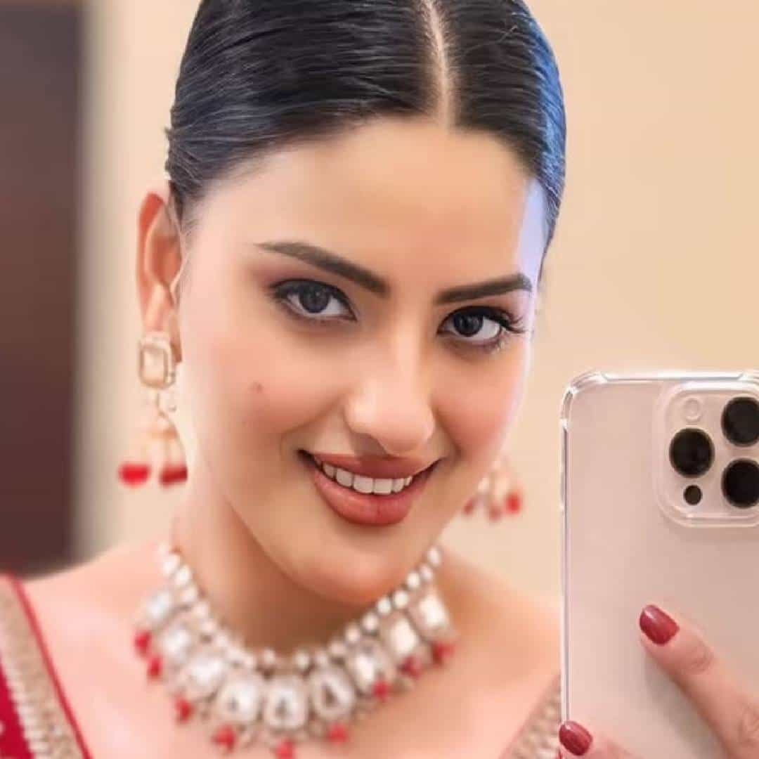 अभिनेत्री दिव्यांका सिरोहीने वयाच्या अवघ्या तिसाव्या वर्षी अखेरचा श्वास घेतला आहे. गाजियाबादमधल्या राहत्या घरी अचानक तिला अस्वस्थपणा जाणवू लागला. त्यानंतर रुग्णालयात नेलं असता डॉक्टरांनी तिला मृत घोषित केलं. दिव्यांकाच्या निधनाने कलाविश्वावर शोककळा पसरली आहे. अशातच तिच्या इन्स्टाग्रामवरील दोन पोस्ट चर्चेत आले आहेत. त्यापैकी एक तिने पिन केलेला आहे आणि दुसरा शेवटचा आहे.
