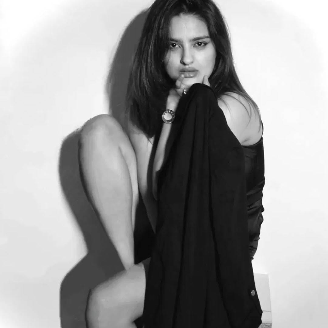 उदयोन्मुख अभिनेत्री दिव्यांका सिरोही आता या जगात नाही. तिने अवघ्या वयाच्या 30 व्या वर्षी अखेरचा श्वास घेतला. मंगळवारी रात्री दिव्यांकाची तब्येत बिघडली. चक्कर येऊन ती खाली कोसळली. त्यामुळे तिच्या डोक्याला गंभीर मार लागला. लगेच तिला रुग्णालयात नेण्यात आलं. Divyanka Sirohi Instagram