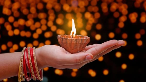 घरातील देवघर हे केवळ पूजेचे ठिकाण नसून ते सकारात्मक ऊर्जेचे शक्तीकेंद्र मानले जाते. या पवित्र जागेत दररोज लावलेला दिवा वातावरणातील नकारात्मकता दूर करून मनाला प्रसन्नता देतो.