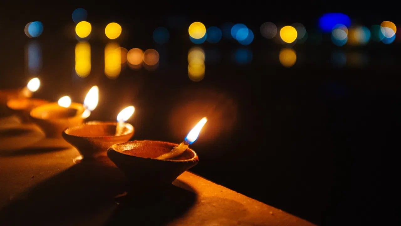 जर तुम्हाला घरात संपत्तीमध्ये वाढ व्हावी आणि कुळाची प्रगती व्हावी असे वाटत असेल, तर देवी लक्ष्मी, सरस्वती किंवा कुलदेवतेच्या समोर लांब वातीचा दिवा लावणे अत्यंत फायदेशीर ठरते.