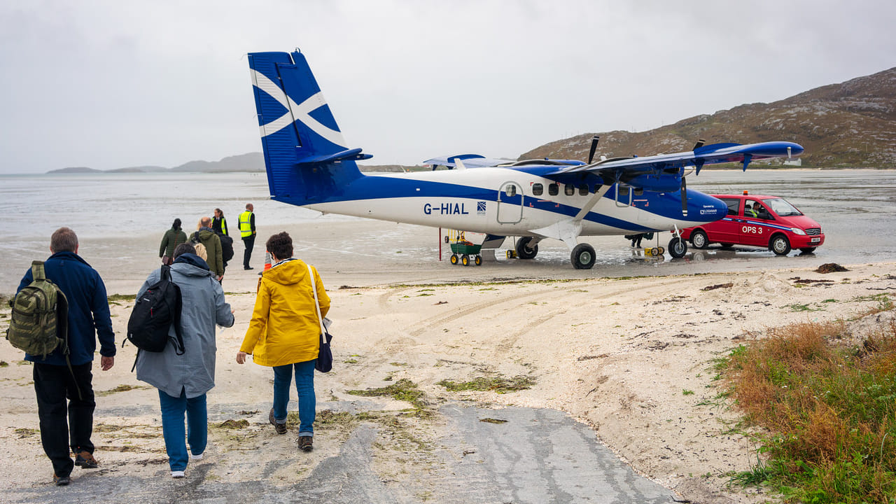 तुम्ही कधी विचार केला आहे का की एखादी फ्लाइट फक्त काही सेकंदांत पूर्ण होऊ शकते? ऐकायला आश्चर्य वाटेल पण जगात अशी एक फ्लाइट आहे जी अवघ्या 40 ते 60 सेकंदांत आपला प्रवास पूर्ण करते.