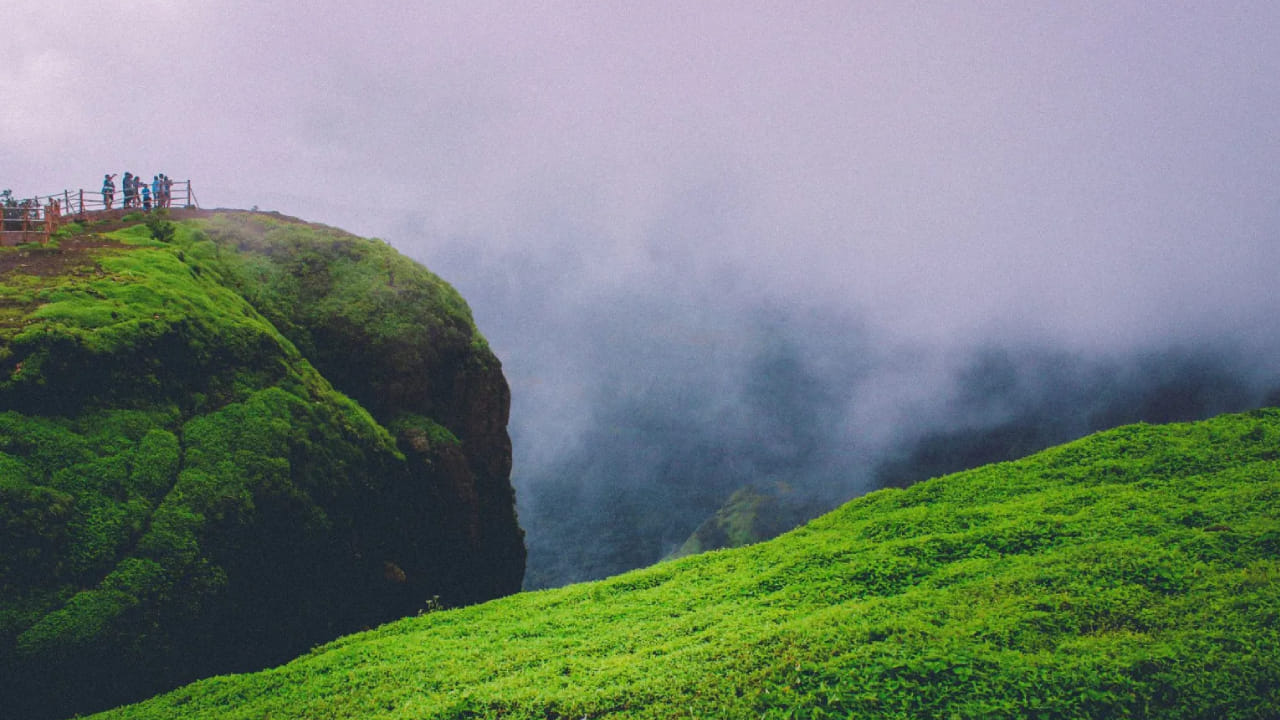 खंडाळा हे हिल स्टेशन समुद्रसपाटीपासून सुमारे 662 मीटर उंचीवर वसलेले आहे. त्यामुळे येथे हवामान वर्षभर आल्हाददायक असते. उन्हाळ्यातही इथली थंड हवा पर्यटकांना दिलासा देते.