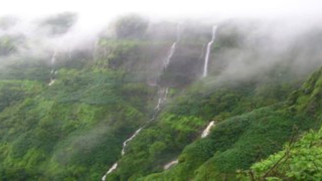 खंडाळा हे ठिकाण आपल्या हिरव्यागार डोंगररांगा, धबधबे आणि थंड हवामानासाठी प्रसिद्ध आहे. विशेषतः पावसाळ्यात येथे असंख्य धबधबे वाहताना दिसतात, जे पर्यटकांना मंत्रमुग्ध करून टाकतात. धुक्याने वेढलेले डोंगर आणि दऱ्यांचे अप्रतिम दृश्य येथे अनुभवायला मिळते.