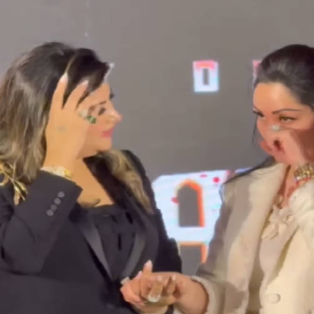 मान्यता आपले अश्रू थांबवू शकली नाही. चित्रपटाच्या इवेंटमध्ये ती सर्वांसमोर रडली. सोशल मीडियावर मान्यता रडल्याचे व्हिडिओ व्हायरल होत आहेत. त्यात ती डोळे पुसताना दिसतेय. संजय पत्नीला संभाळताना दिसतो. 