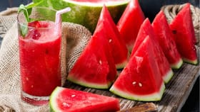 99% लोकं कलिंगड खाताना करतात 'ही' चूक.