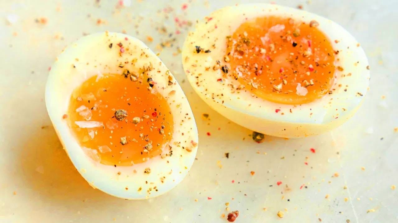  जगभरात अंडी उत्पादनात चीन नंतर भारत दुसऱ्या स्थानावर आहे. भारतानंतर तिसऱ्या क्रमांकावर अमेरिका आहे. जगभरातील बाजारात चीन आणि भारताच्या अंड्यांना भरपूर मागणी आहे. भारतात पॉल्ट्री उद्योगात झालेल्या बदलांमुळे भारत दुसऱ्या स्थानावर आहे. 