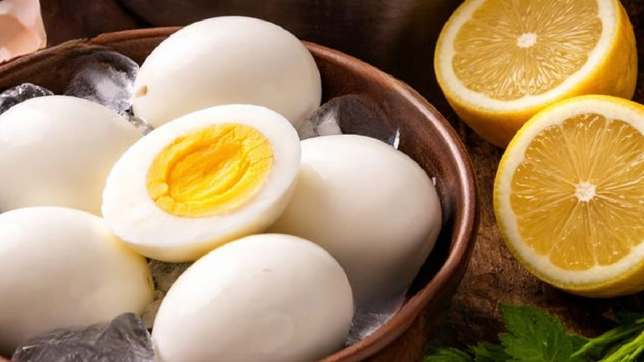 विशेष म्हणजे, यामुळे अंड्याच्या चवीवर कोणताही परिणाम होत नाही. लिंबू उपलब्ध नसेल तर त्याऐवजी एक चमचा व्हिनेगरही वापरू शकता.