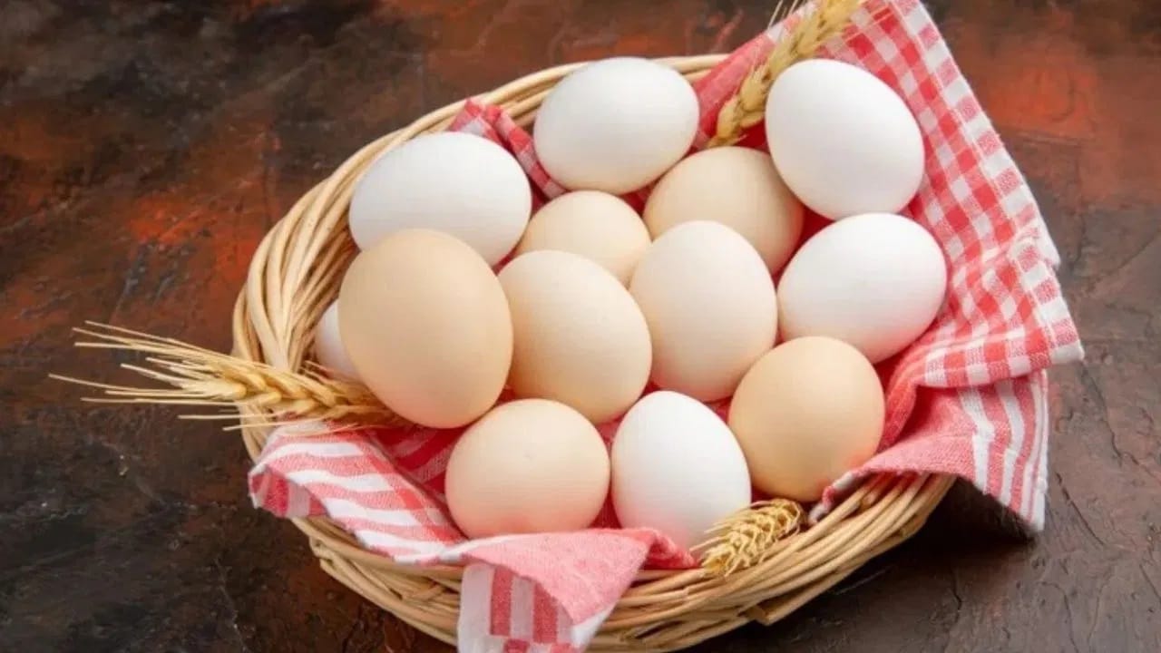 आपल्या शरीराला आवश्यक असलेले प्रथिने मिळवण्यासाठी अंडी हा एक उत्तम मार्ग आहे. ती ऑम्लेटच्या स्वरूपात, उकडून किंवा इतर प्रकारे शिजवून खाल्ली जाऊ शकतात. चार मोठ्या अंड्यांमधून सुमारे 24 ग्रॅम प्रथिने मिळतात.