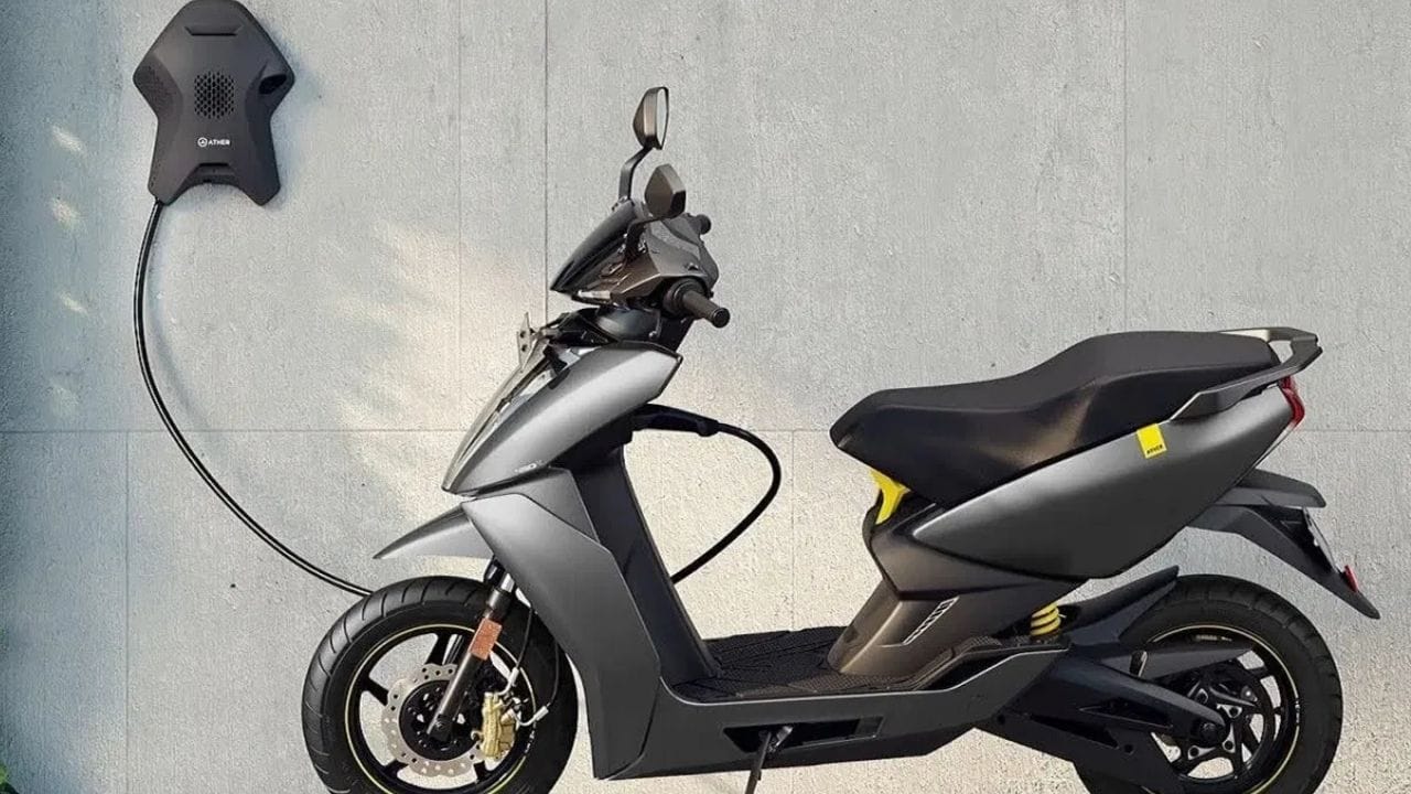 आता पेट्रोलचा खर्च विसरा, दमदार बॅटरीसह, 'या' 5 इलेक्ट्रिक स्कूटर्स बेस्ट, जाणून घ्या आता पेट्रोलचा खर्च विसरा, दमदार बॅटरीसह, 'या' 5 इलेक्ट्रिक स्कूटर्स बेस्ट, जाणून घ्या