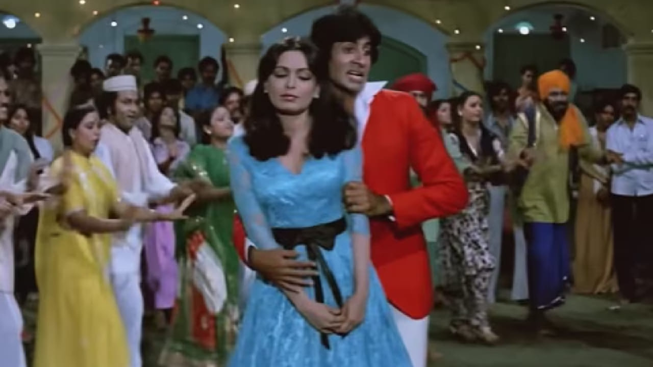 5 मिनिटे 39 सेकंदांच्या गाण्यात अमिताभ बच्चन हे परवीन बाबी यांना वेगवेगळ्या भाषांमध्ये ‘आय लव्ह यू’चा अर्थ सांगत प्रेम व्यक्त करताना दिसतात. गाण्यात परवीन बाबी सुरुवातीला रागात असल्याचं दाखवलं आहे पण हळूहळू दोघांची केमिस्ट्री खुलत जाते आणि त्या अमिताभ यांच्यासोबत डान्स करताना दिसतात.