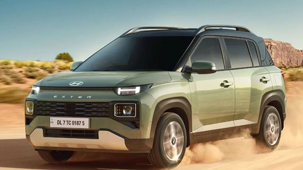 हुंडई एक्स्टर मायक्रो-एसयूव्हीच्या एस स्मार्ट एमटी ट्रिमच्या पुढील व्हेरिएंटमध्ये सनरूफची सुविधा आहे. हीची सुरुवातीची किंमत 7 लाख रुपयांहून थोडी जास्त आहे. आय 20 च्या समान 1.2-लिटर पेट्रोल इंजिन वाली एक्स्टर सीएनजी व्हेरिएंट मध्येही उपलब्ध आहे. ज्यामुळे ही भारतात सनरूफ आणि सीएनजी इंधनाचा पर्याय देणारी सर्वात स्वस्तातील कार पैकी एक बनली आहे.एआरएआयने केलेल्या दाव्यानुसार हीचे मायलेज सुमारे 19.4 किमी प्रति लिटर आहे.