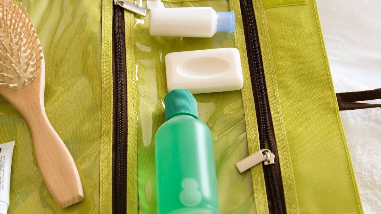 कुठेही प्रवासाला जाताना स्वच्छता खूप महत्वाची असते.म्हणून टॉयलेटरीज किट तयार करा. त्यात हँड वॉश, टूथब्रश, फेस वॉश, सनस्क्रीन, मॉइस्चरायजर, शॅम्पू आणि डियो ठेवायला विसरु नका.  