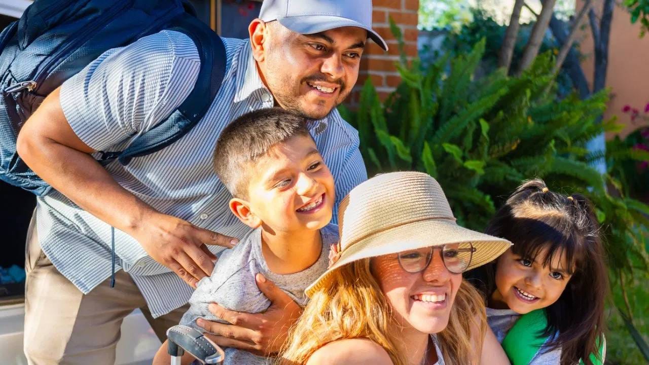 प्रवास हा मानसिक तणाव कमी करण्याची एक नैसर्गिक थेरेपी आहे. आयुष्य इतकं बिझी झालय की, लोक स्ट्रेसमध्ये असतात. मन ताजतवानं करण्यासाठी दर दोन महिन्यात एकदा फिरायला गेलं पाहिजे. 