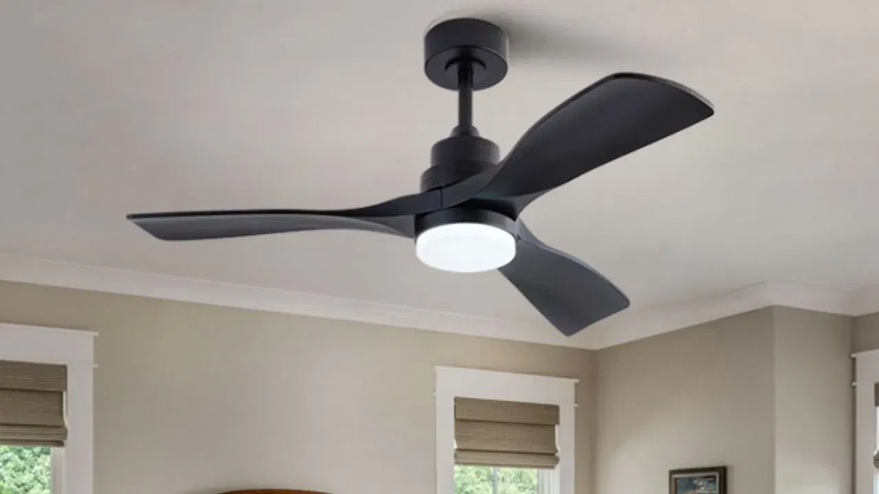 ज्या घरांची छते १० फुटांपेक्षा जास्त उंच आहेत, तिथे हवा लागण्यासाठी डाउनरॉड (Downrod) वापरणे फायदेशीर ठरते. जर ११ फूट उंच छत असेल आणि तुम्हाला ९ फुटांवर पंखा हवा असेल, तर २ फुटांचा डाउनरॉड वापरून तुम्ही हवेचा प्रवाह सुधारू शकता.