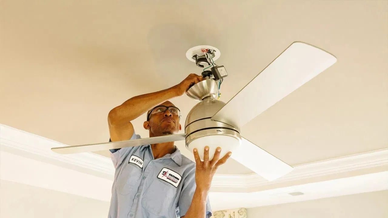 पण दिवसभर सुरु असणारा पंखा किती वीज वापरतो, याचा कधीही आपण विचार करत नाही. आज आपण २४ तास चालणाऱ्या पंख्यामुळे दर महिन्याला किती बील येते, याबद्दल गणित आणि त्याचे आर्थिक परिणाम जाणून घेऊया.