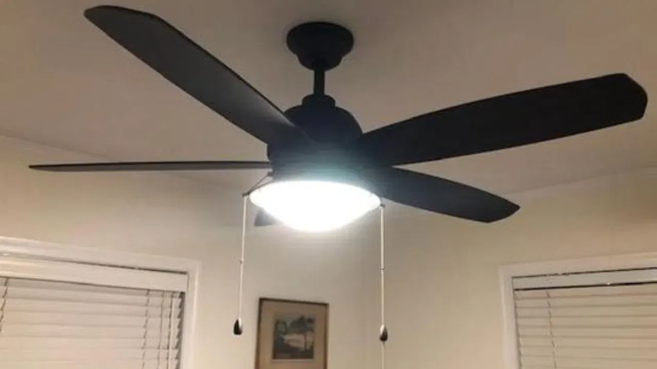 पंखा आणि जवळची भिंत यामध्ये किमान २ फूट अंतर राखणे गरजेचे आहे. भिंतीजवळ पंखा असल्यास हवेत अडथळा येतो. केवळ उंचीच नाही, तर खोलीच्या आकारानुसार योग्य पंखा निवडणे आवश्यक आहे.