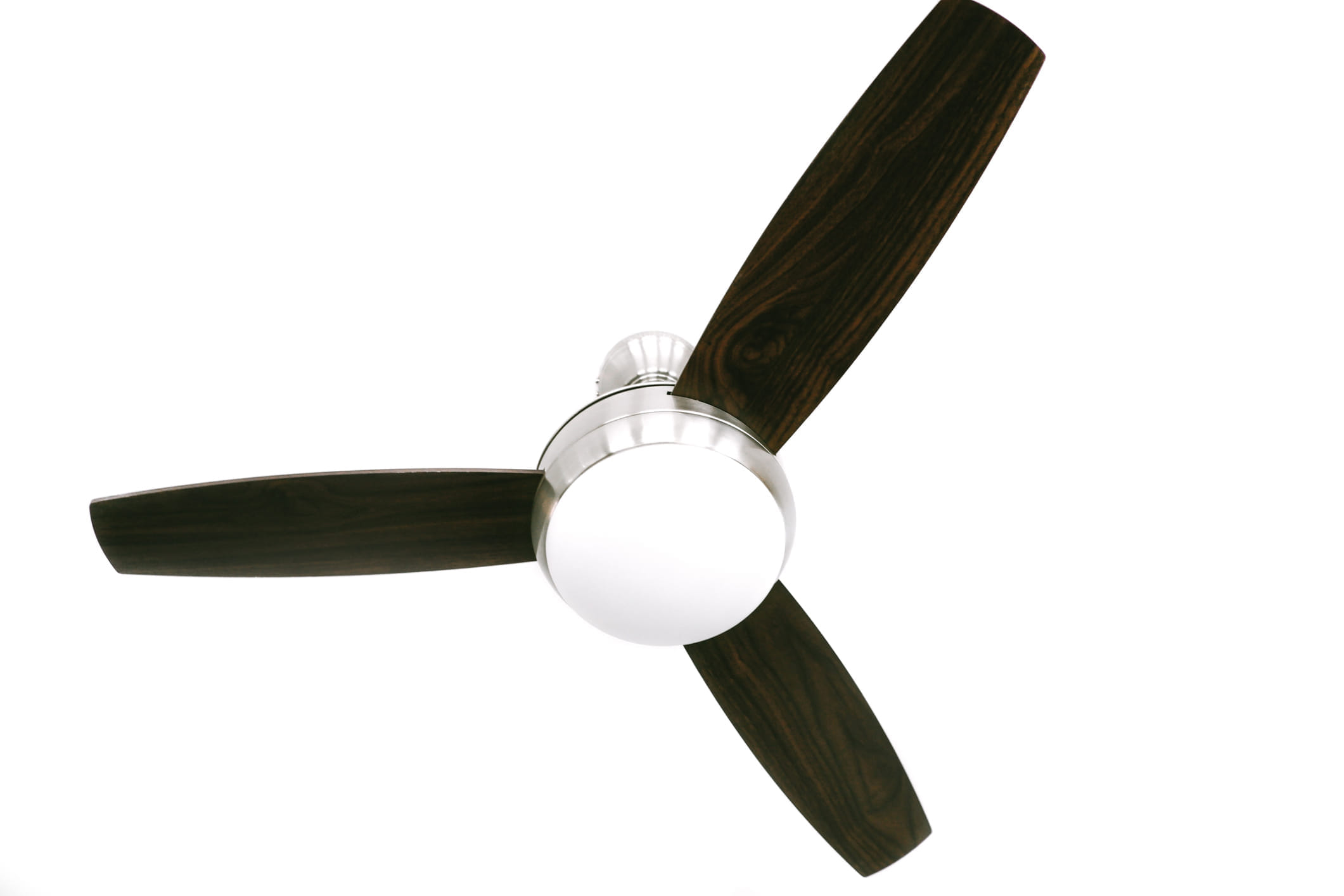 भारतात वापरल्या जाणाऱ्या सर्वसामान्य सीलिंग फॅनचे वॅटेज रेटिंग साधारणपणे ७० ते ८० वॅट दरम्यान असते. जुन्या पद्धतीचे पंखे थोडे जास्त वीज वापरतात, तर आधुनिक बीएलडीसी (BLDC) फॅन केवळ २८ ते ३५ वॅटमध्ये चालतात.