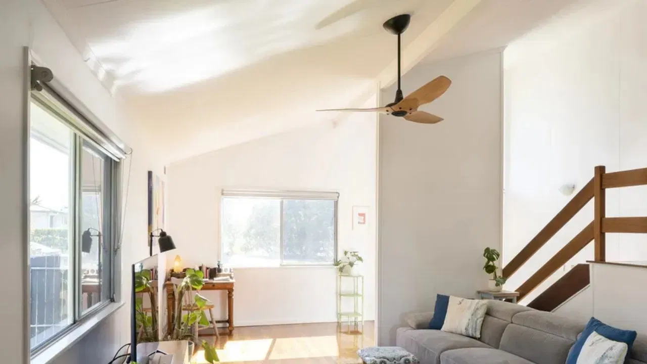 जर पंखा खूप खाली असेल तर तो सुरक्षिततेच्या दृष्टीने धोकादायक ठरू शकतो. याउलट, तो खूप उंचावर असेल तर हवेचा प्रवाह जमिनीपर्यंत नीट पोहोचत नाही.