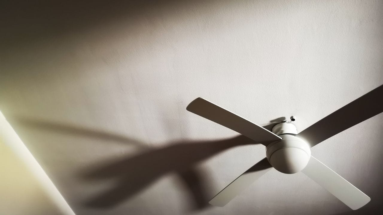 हे पंखे पारंपारिक पंख्यांच्या तुलनेत ५० टक्क्यांहून अधिक विजेची बचत करतात. तसेच, जुन्या पद्धतीचे 'रेझिस्टन्स' रेग्युलेटर बदलून आधुनिक 'इलेक्ट्रॉनिक' रेग्युलेटर वापरल्यास विजेचा अपव्यय टाळता येतो.