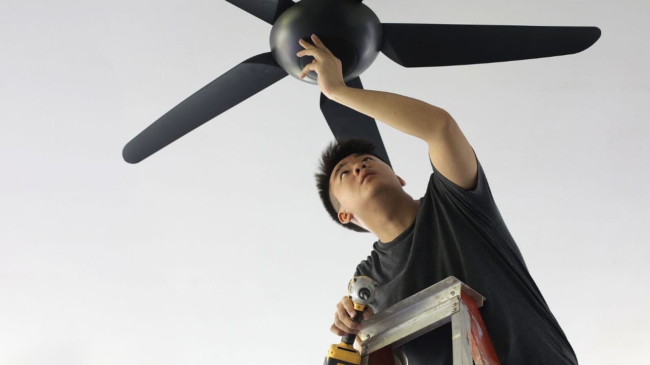 उन्हाळा असो, पावसाळा असो किंवा अगदी हिवाळा, सर्वच भारतीय घरांमध्ये पंखा हा आपल्या आयुष्याचा अविभाज्य भाग आहे. अनेकदा आपण विचार करतो की एसी (AC) चालवला तर बिल जास्त येते.