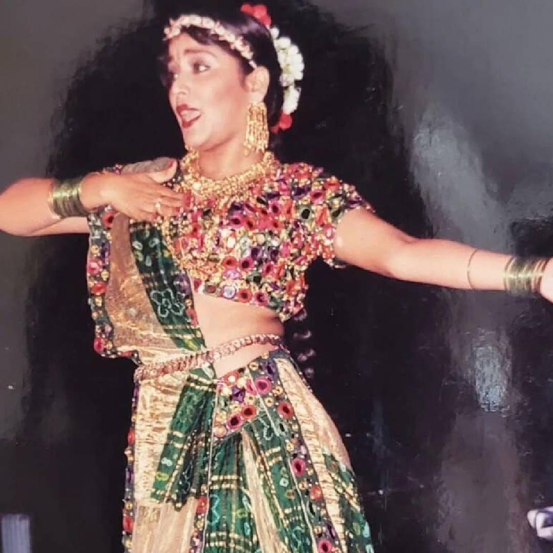 आपल्या पहिल्याच चित्रपटातून तगडी छाप सोडणाऱ्या या अभिनेत्रीला प्रेक्षक माधुरी दीक्षितची 'डुप्लीकेट' असं म्हणायचे. करिअरच्या शिखरावर असताना तिने एका हिंदू क्रिकेटरशी लग्न केलं होतं. मनोज प्रभाकर असं या क्रिकेटरचं नाव होतं.