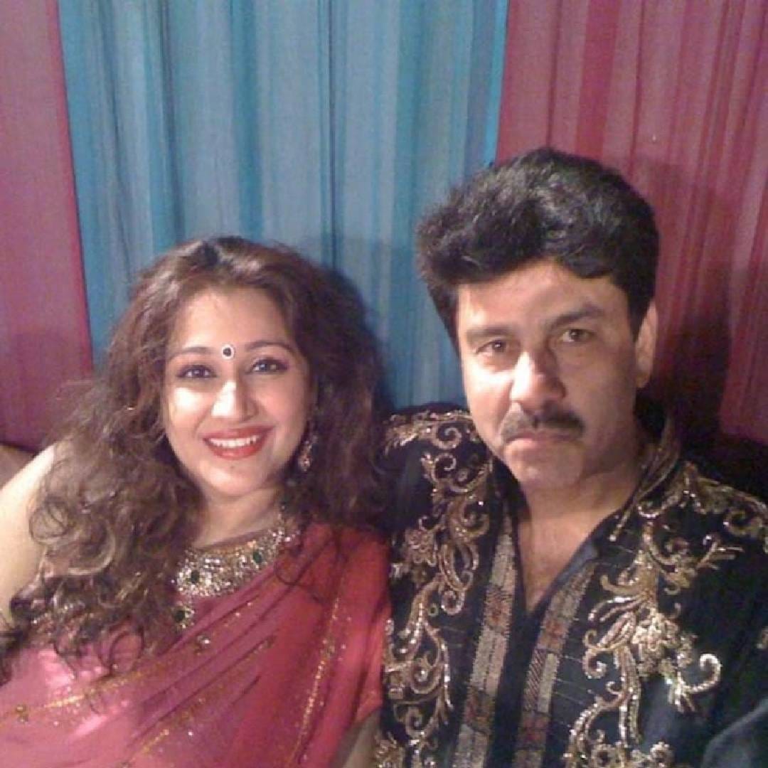 फरहीन मुस्लीम होती आणि तिच्या वडिलांनी तीन लग्न केले होते. फरहीन याविरोधात होती. त्यामुळे तिने मुस्लीम नाही तर हिंदू व्यक्तीशी लग्न करायचं आधीच ठरवलं होतं. मनोज आणि फरहीन यांनी 1994 मध्ये लग्न केलं. त्यावेळी फरहीन लग्नाआधीच प्रेग्नंट असल्याच्या जोरदार चर्चा होत्या.