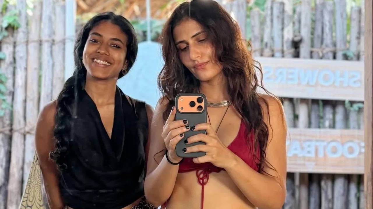 फोटोंमध्ये फातिमाची फॅशन दिसली. बिकिनी लुकमध्ये तिने सहज अंदाजात पोज दिल्या आहेत. तिचा हा अवतार तिच्या फॅन्सना खूप आवडलय. सोशल मीडियावर तिचे फोटो वेगाने व्हायरल होतायत. तिच्या वेकेशन लुकची चर्चा आहे. 