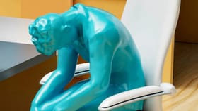 पगार कमी आहे म्हणून, महिला कर्मचाऱ्याने असे काही केले की...नंतर बॉसने