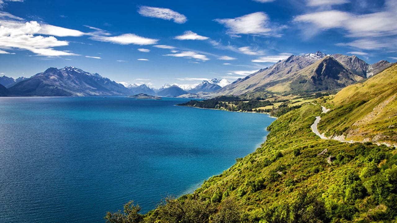 डोळ्यांचे पारणे फिटतील असा सुंदर देश, तरीही देश सोडण्यासाठी सुरु आहे धावपळ…
