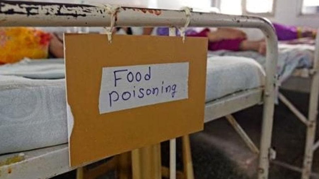 अख्खं गाव सुन्न... आईसह चार मुलांना विषबाधा, 3 चिमुकल्यांचा दुर्दैवी अंत, हृदयद्रावक घटनेने महाराष्ट्र हादरला अख्खं गाव सुन्न... आईसह चार मुलांना विषबाधा, 3 चिमुकल्यांचा दुर्दैवी अंत, हृदयद्रावक घटनेने महाराष्ट्र हादरला