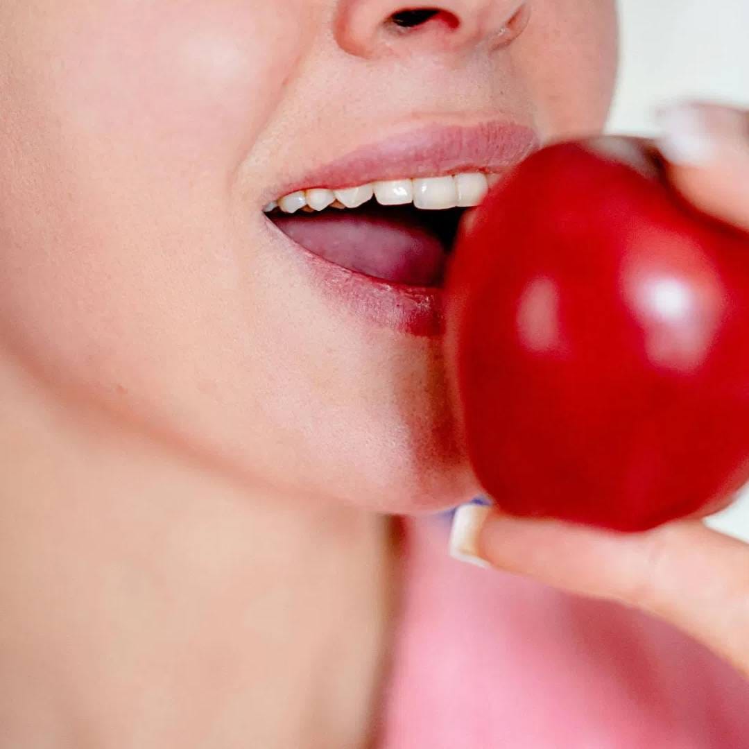 काही ट्रेंडमध्ये फळं रिकामी पोटी खाल्ली जातात डायटिशियन गीतिका चोपडा सांगतात की, तुम्ही फळं रिकाम्या पोटी खाऊ शकता. पण आंबट फळं खाऊ नका. यात सीट्रिक एसिड असतं. जे एसिडिटी, ब्लोटिंग आणि अपचन वाढवतं. 