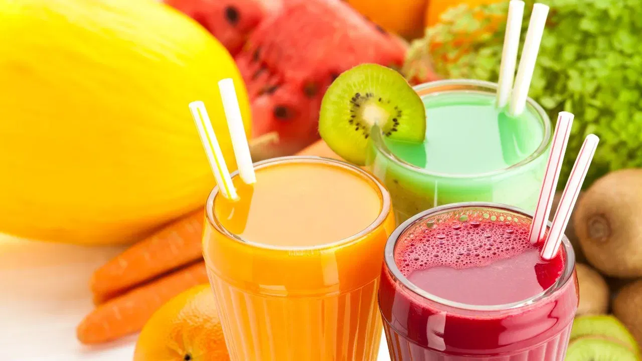 फ्रूट ज्यूसमध्ये असलेली नैसर्गिक साखर दोन प्रकारची असते फ्रक्टोज आणि ग्लुकोज. ही प्रोसेस्ड ड्रिंक्समधील साखरेपेक्षा वेगळी असते, कारण ती थेट फळांमधून येते. पण ज्यूस पिण्याच्या पद्धतीत मोठा फरक असतो. ज्यूस बनवताना फळातील बहुतेक फायबर निघून जाते. फायबर हे खूप महत्त्वाचे असते, कारण ते साखरेचे शोषण मंद करते. जेव्हा फायबर नसते, तेव्हा ज्यूसमधील साखर लवकर शरीरात शोषली जाते आणि ब्लड शुगर वेगाने वाढू शकतो.