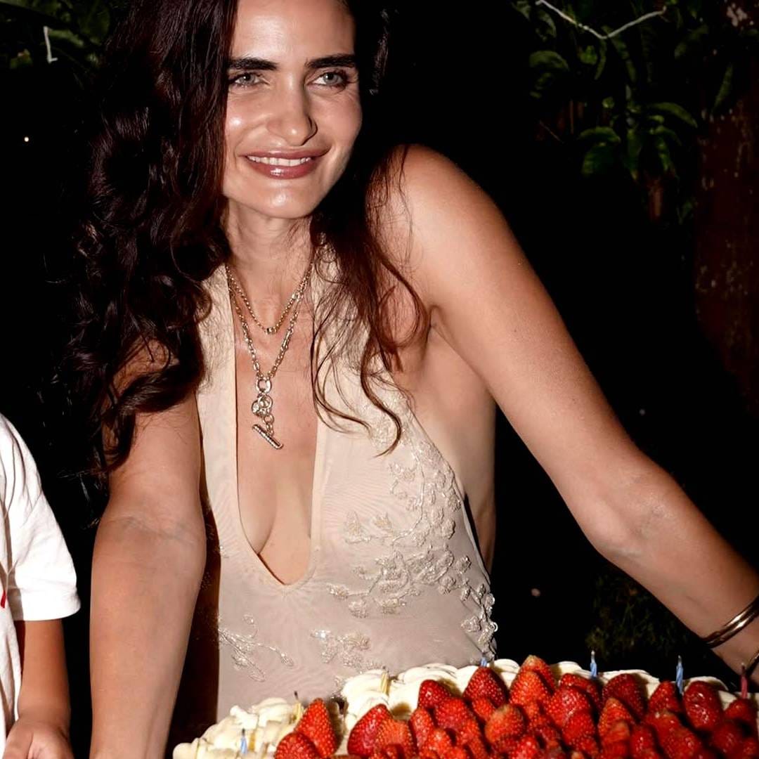  अर्जुन रामपालची गर्लफ्रेंड गॅब्रिएला डेमेट्रिएड्सने अलीकडेच आपला बर्थ डे सेलिब्रेट केला. सेलिब्रेशनचे फोटो तिने आता इन्स्टाग्राम हँडलवर शेअर केले आहेत. फोटोंमध्ये गॅब्रिएला बॉयफ्रेंड अर्जुन रामपालसोबत रोमँटिक होताना दिसली. 