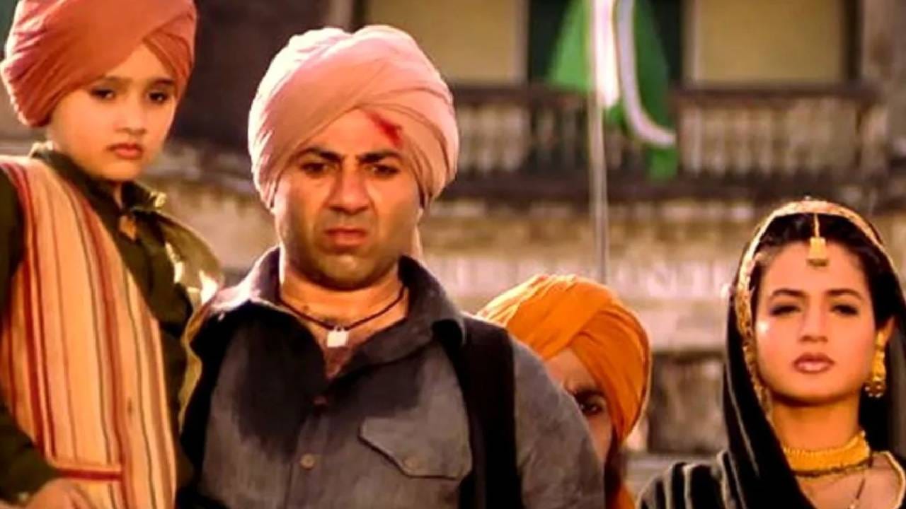 सनी देओलच्या या चित्रपटावरून त्यावेळी मोठा वादसुद्धा झाला होता. एका विशेष समुदायाच्या लोकांनी या चित्रपटावर आक्षेप घेतला होता. इतकंच नव्हे तर त्यावेळी थिएटरमध्ये तोडफोडसुद्धा झाली होती. असं असूनही या चित्रपटाच्या कमाईला ब्रेक लागला नव्हता. 2001 मध्ये प्रदर्शित झालेल्या या चित्रपटाचं नाव 'गदर : एक प्रेम कथा' आहे. 
