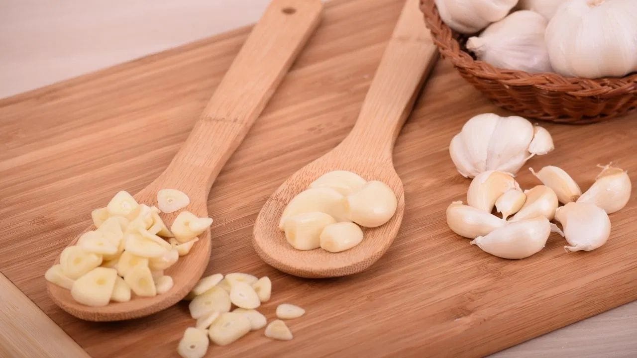 लसणाचा आपल्या स्वयंपाकात वापर केला जातो. दररोज एक लसणाची पाकळी खाणे आरोग्यासाठी खूपच लाभदायक असते. लसणात अनेक आवश्यक जीवनसत्वे असतात.जी शरीराला बळकट करतात. आणि अनेक आजारापासून शरीराला वाचवतात.