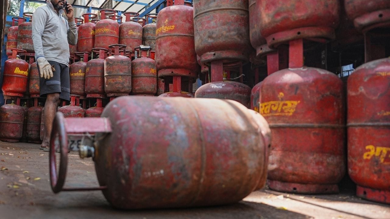 ओलावा साचल्यामुळे लोखंडी सिलेंडरला लवकर गंज (Rust) लागू शकतो. गंज लागल्यामुळे सिलेंडर कमकुवत होऊन गॅस गळतीची भीती निर्माण होऊ शकते. ही छिद्रे हवा खेळती ठेवून तळभाग कोरडा ठेवण्यास मदत करतात.