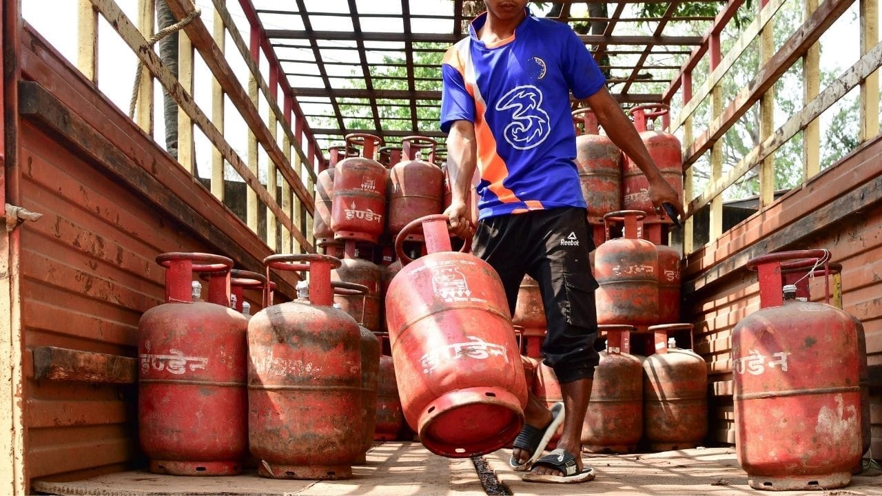 सिलेंडर अनेकदा ओल्या फरशीवर किंवा दमट जागेत ठेवला जातो. जर ही छिद्रे नसती, तर सिलेंडर आणि जमिनीच्या दरम्यान हवा पोहचू शकली नसती आणि तिथे ओलावा साचून राहिला असता.