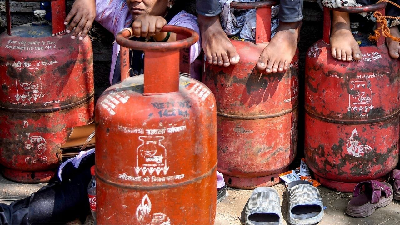 सिलेंडरमध्ये एलपीजी (LPG) गॅस भरलेला असतो. उन्हाळ्यात किंवा स्वयंपाकघरातील उष्णतेमुळे सिलेंडरचे तापमान वाढण्याची शक्यता असते. अशा वेळी सिलेंडरच्या तळाशी असलेल्या या छिद्रांमधून हवा सतत खेळती राहते. ही हवा सिलेंडरच्या खालच्या भागाचे तापमान संतुलित राखण्यास मदत करते, ज्यामुळे संभाव्य धोका टळतो.