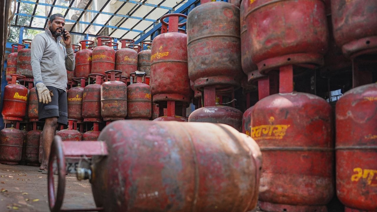 आखाती देशातील युद्धामुळे सध्या देशभरात एलपीजी गॅस सिलेंडरचा तुटवडा जाणवत आहे. त्यामुळे गॅस सिलेंडर सध्या चांगलेच चर्चेत आहेत. आपल्या स्वयंपाकघरातील सर्वात महत्त्वाची वस्तू म्हणजे गॅस सिलेंडर. आजकाल अनेक शहरांमध्ये गॅस पाईपलाईन आली असली, तरी आजही बहुतांश घरांमध्ये सिलेंडरचाच वापर केला जातो.