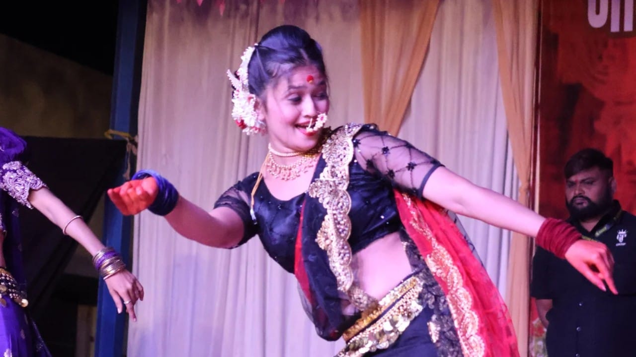 गौतमीचे इन्स्टाग्राम आणि फेसबुकवर लाखो फॉलोअर्स आहे. तिचे कोणतेही प्रत्येक गाणे प्रदर्शित होताच लगेच ट्रेंडिंगमध्ये येते. गौतमीच्या या स्पष्टीकरणामुळे तिच्या लग्नाबाबतच्या चर्चांना आता पूर्णविराम मिळाला आहे.