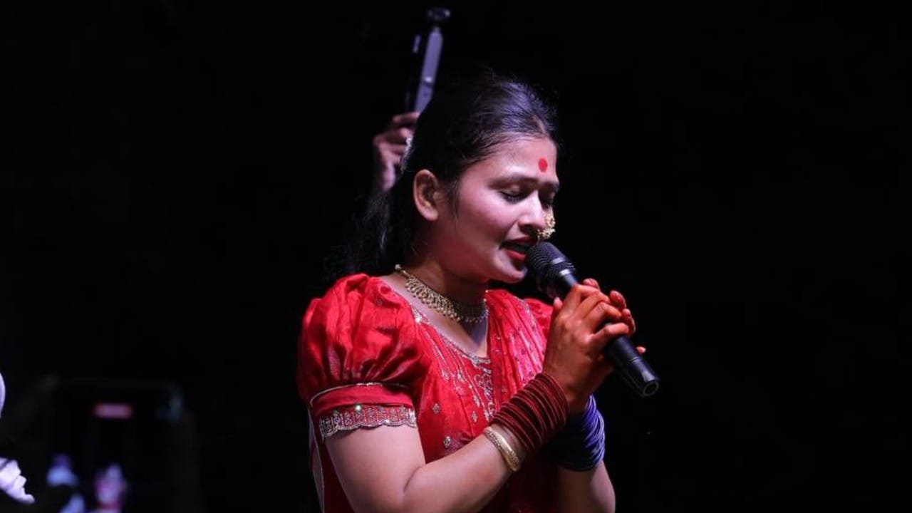 गौतमी पाटीलने नुकतंच टीव्ही ९ मराठीशी संवाद साधला. यावेळी तिला तिच्या लग्नाबद्दल, जोडीदाराबद्दल विचारण्यात आले. त्यावर प्रश्नावर उत्तर देताना गौतमी म्हणाली की, माझ्या आयुष्यात तशी कोणतीही व्यक्ती नाही. मी जेव्हा लग्न करेन तेव्हा नक्कीच तुम्हाला सांगेन. आता फक्त आणि फक्त माझं करिअरकडे लक्ष आहे.