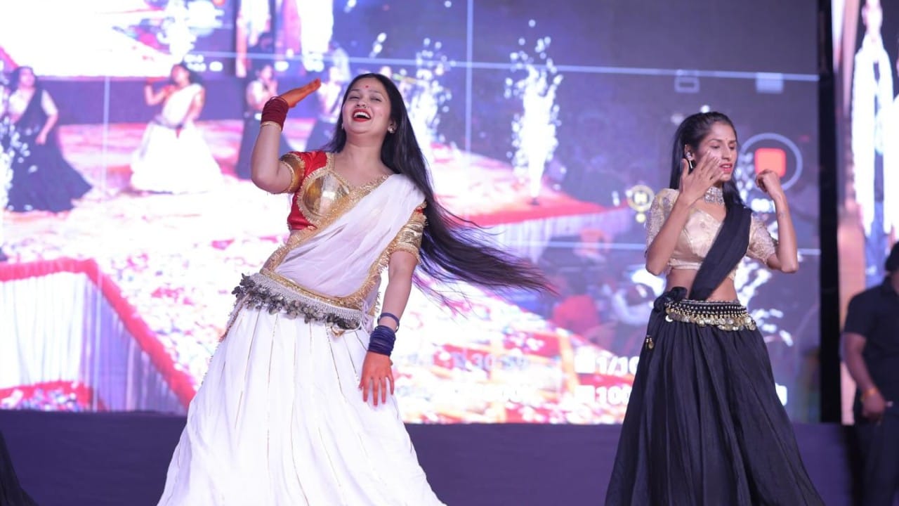 सोशल मीडिया सेन्सेशन आणि महाराष्ट्राची लोकप्रिय नृत्यांगणा म्हणून गौतमी पाटील नेहमीच कोणत्या ना कोणत्या कारणाने चर्चेत असते.  तिच्या लावणीतील अदाकारी, तिच्या कार्यक्रमासाठी चाहत्यांची होणारी गर्दी यामुळे ती सतत प्रसिद्धीझोतात असते. 